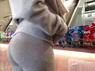 Edző és ingyen porno video szőke diák spontán szexelnek az üres edzőteremben