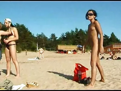 A természetes mellbőségű menyecskék pornó filmek nézése ingyen kielégítik egymást