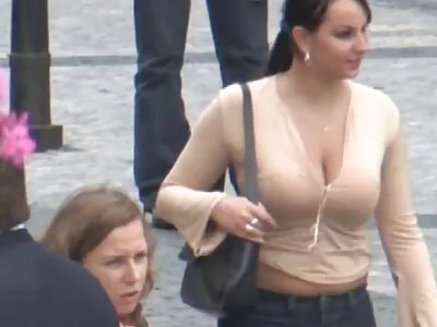 Szép barna tudja, mit tegyen a online pornofilmek nagy kakasokkal