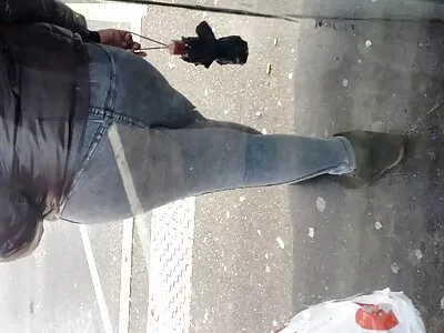 Busty Ebony sexpot szar és lovagol fehér fuckstick, mint egy őrült ingyen nézhető pornó