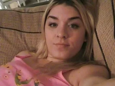 Barna csaj és az embere élvezi a perverz szórakozást ingyen anya fia porno a kanapén