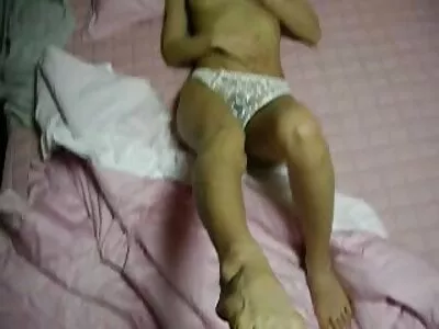 Tini pár baszik az ágyon, miközben pornót néz magyarul beszélő pornó