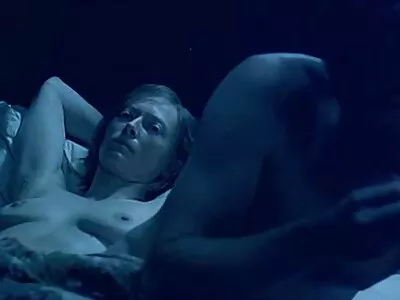 A szőke menyecske segít a leszbikus ingyen porno film fiataloknak értékes tapasztalatok megszerzésében