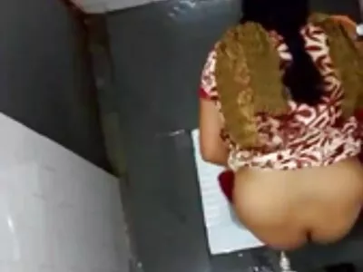 Az orosz bulizók csoportos szexet folytatnak, porno video ingyen és vannak srácok, akik forgatják