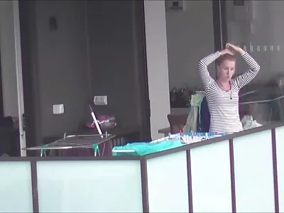 A feszes testű szőke szereti hátszegi melinda pornó a farkat oldalirányban