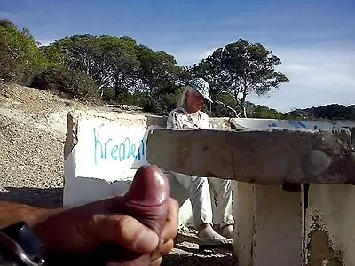 Aranyos barna szopja és lovagolja mostohaapja azyza porno farkát a nappaliban