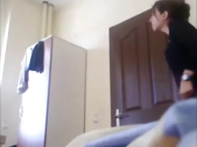 Az idősebb európai hölgy örömét leli porno csicsolina egy jóképű pornó -gigolóval
