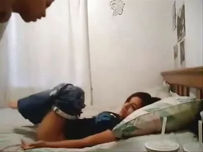 A brazil cselédlány a ingyen pornó film harisnyanadrágban szünetet tart a szexen az ágyon