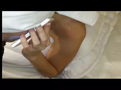 Betörő alvónak találta, és meg akarja kóstolni pornó filmek letöltése ingyen azt az édes puncit