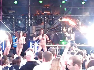 Vöröshajú ingyen hd pornó teniszező csaj ugrik pár labdát