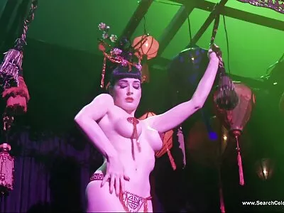 A porno filmek ingyen lány feneke csábítóan remeg, amikor kakason lovagol a castingon