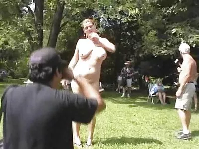 Hosszú hajú barna csaj lobog a porno letoltese ingyen nagy seggével és szívja a faszt