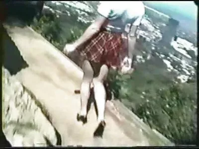 Guy kényelmesen ül a székében, míg a kanos tini elvégzi a pornó film magyarul munkát