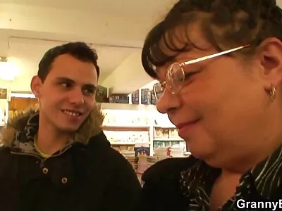 Egy leszbikus lány barátokat hív, hogy egy kicsit fűszerezzék a szexuális életet ingyen nezheto porno filmek