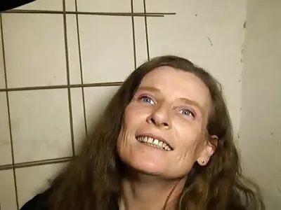 A karcsú csaj a zuhany pornofilmek ingyen alatt dörömböl kanos férjével