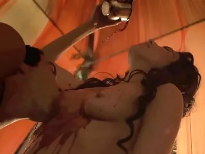 MILF ingyen sex porno szomjas a nagy faszra, és a sofőr nadrágjában találja