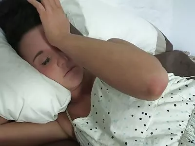 Göndör szőke kemény csontozást kap azon a ingyen pornok kanapén