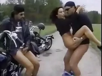 Lenyűgöző barna először próbálja ki a pornót retro pornó ingyen