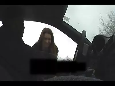 A fehér ménes aktívan ingyen porno video nyújtja a csokoládé szexpotot a kanapén