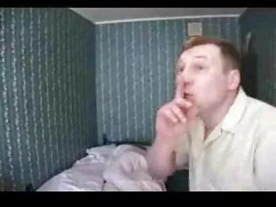 Vonzó lány simogatja a fickó pornofilmek magyarul farkát olajozott lábakkal az öltözőben
