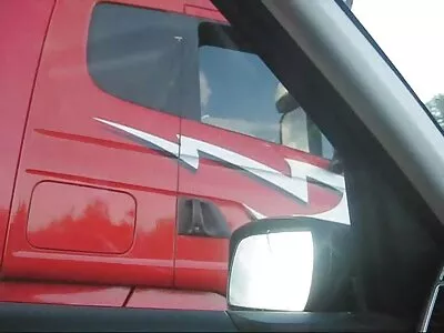 A szemtelen barna anális módon behatol a szobatársba a celeb szexvideók pánttal