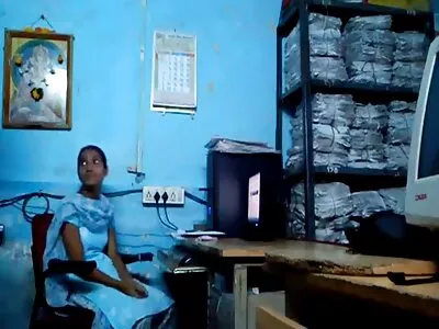 Ázsiai ribanc megy dicsőség lyuk szoba, ahol kemény kakasok várnak magyarul beszélő pornó filmek rá