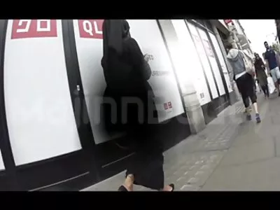 Pompás lány magassarkúban hatolt be a karosszékben lévő hd pornó ingyen férfi