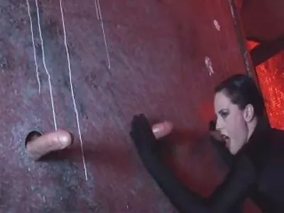 Barna anyuci porno csaj szexi harisnyával élvezi a lábfétist