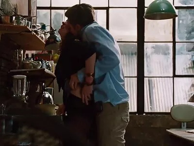 Szőke lány kinyitja a lábát, hogy nagy fasz online pornofilmek fogadjon benne