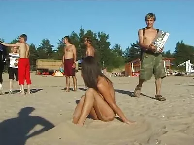Jó latina lány takarítja a házat, és kielégíti a kakas száját retro pornó ingyen