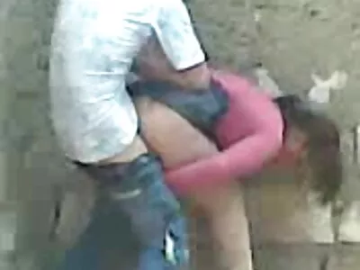 Ebben a azyza porno hátsó udvarban sok randi csaj van, és csak egy kakas