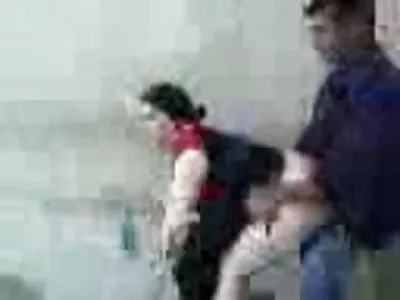 Tizenéves szobatársak hívnak egy masszőrt, és provokálják a ingyen porno film hármasban anális