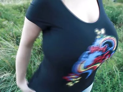 A sovány szőke csaj élvezi ingyen nézhető pornó filmek a lábfétist és a dörömbölést a szabadban