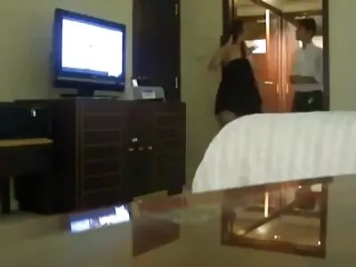 Ázsiai hottie pihen a hátsó ülésen egy ingyen szexfilm szerencsés idegennel
