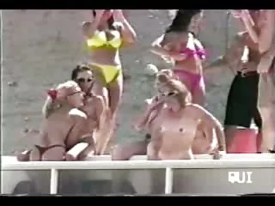 Busty barna csaj élvezi magát szexfilm online a fajok közötti hármasban