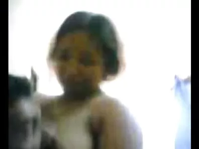Isis Love keresi a fekete kakas, hogy majd ingyen amatőr szexfilm a szeme forog.