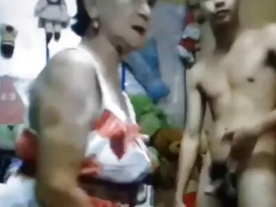 Lány beleegyezik, hogy behatolnak online porno filmek az autóba, csak hogy hazaérjen