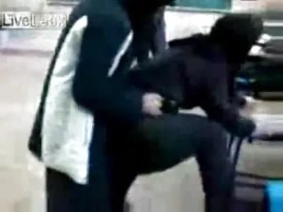 Az ismerkedés hármasban szexré változik, mostohatestvérek ingyen amatőr pornó keresésével