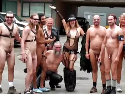 A lábfétis rajongója punci nyalas porno barna fúrja a tökéletes ciciket az asztalon